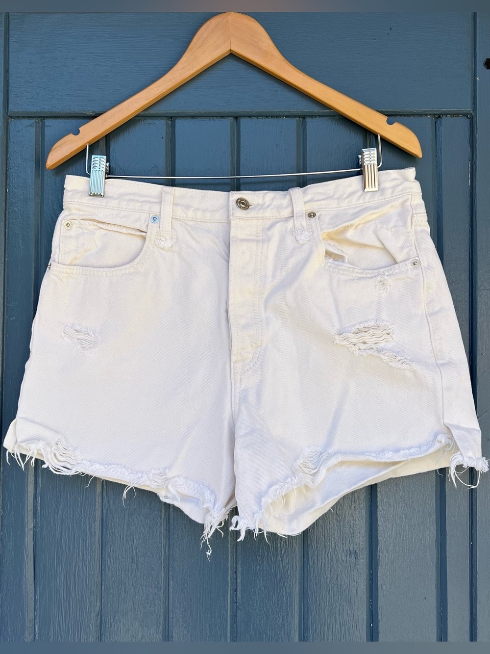 We The Free White Distressed butterfly button Denim Shorts Women’s Size 30